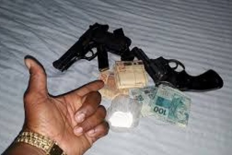 PMMG APREENDE ARMAS E DROGAS
