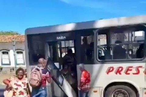 VIAÇÃO PRESIDENTE-  PORTA DO ÔNIBUS CAÍ